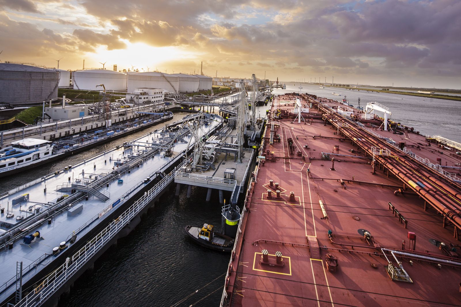 Oil-tanker-port-of-Rotterdam-HR